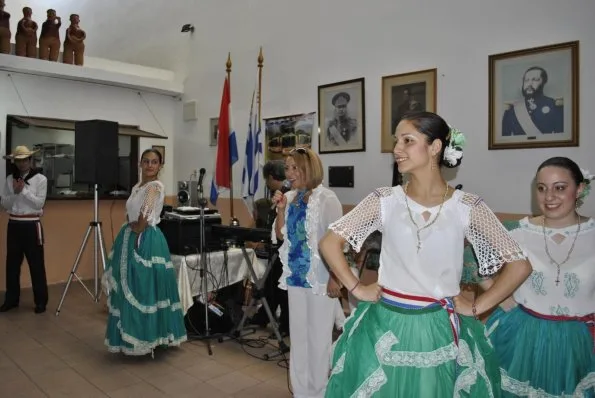 Vidalina Ledezma presentando al Cuerpo de Danzas Paraguayas, en oportunidad de uno de los festejos realizados por y en la entidad (foto de archivo-abc.com.py)
