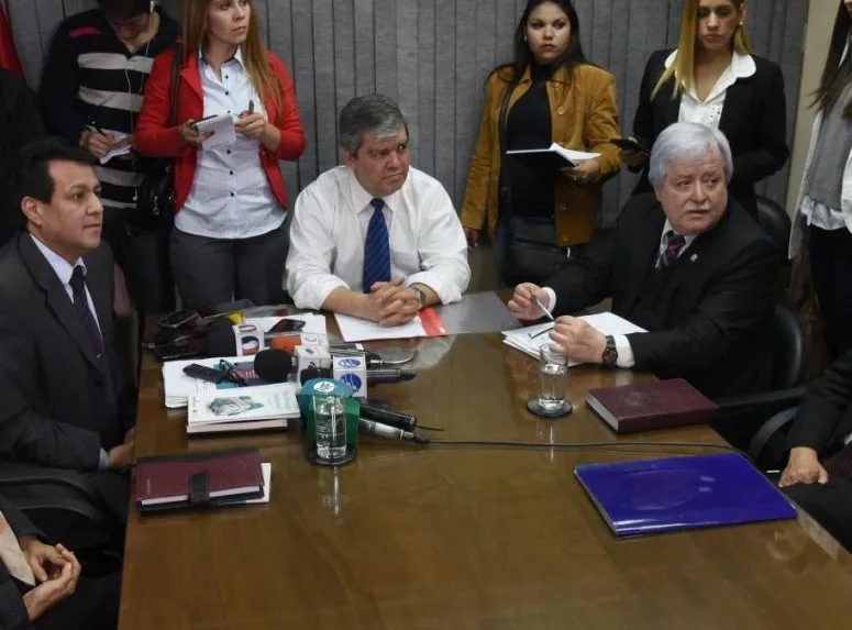 De izq. a derecha: Raúl Aguilera, titular de Aneaes, Enrique Riera, Ministro de Educación, Hildegardo González, titular del Cones (Foto: Celso Ríos /abc.com.py)