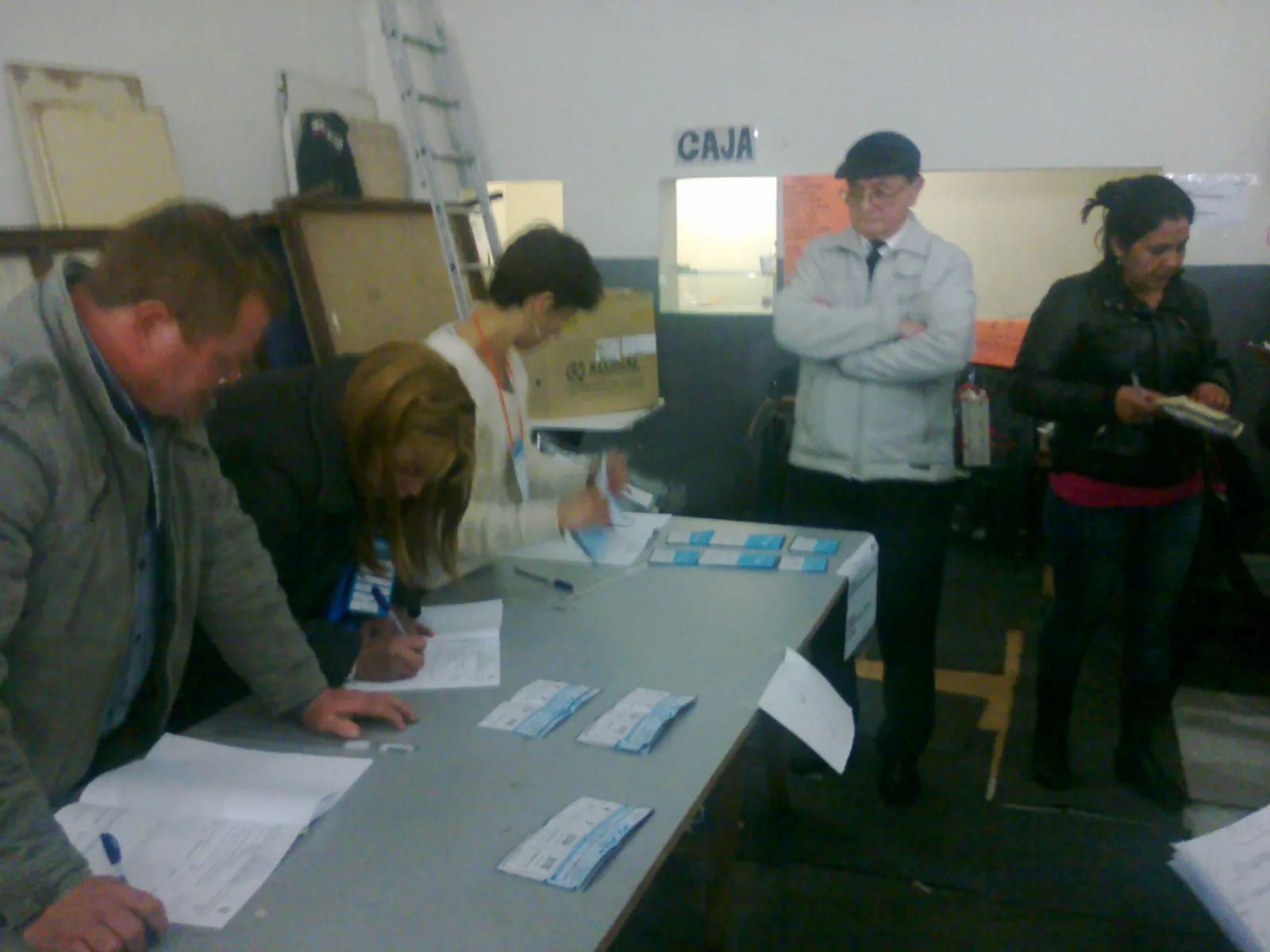 Recuento de votos en el Deportivo Paraguayo de Bs. As.