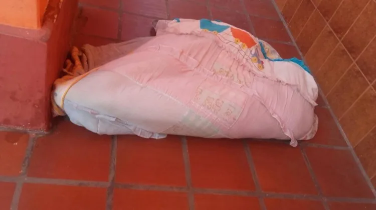 Dos pequeños indígenas duermen a la intemperie en las calles de Villarrica (Foto: Nino Silguero)