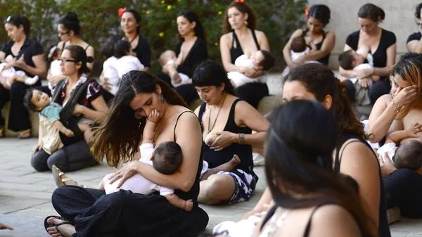 Mujeres junto a sus hijos participan de la realización de la fotografía masiva de mujeres amamantando