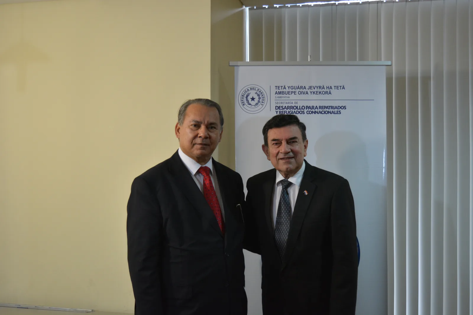 Cónsul General (I) y el Ministro ((D)
