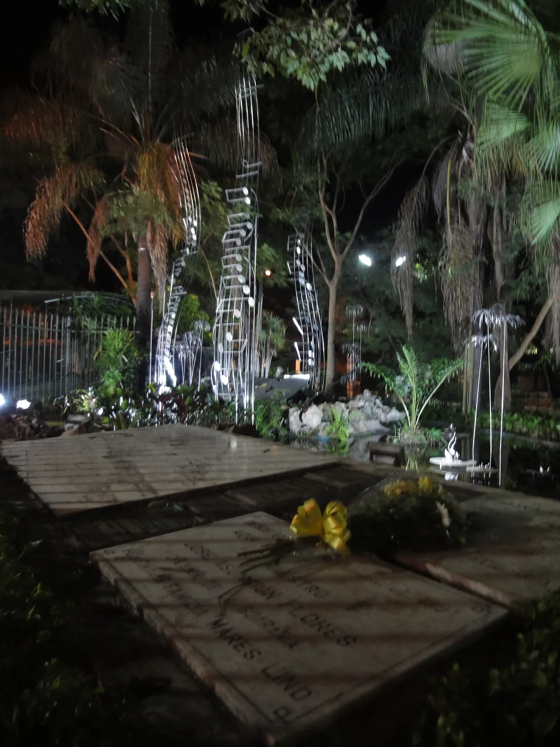 A orillas del arroyo Mburicaó, los restos de José Asunción Flores sueñan guarania en la plaza que lleva su nombre y el de Manuel Ortiz Guerrero (Foto: ea.com.py)