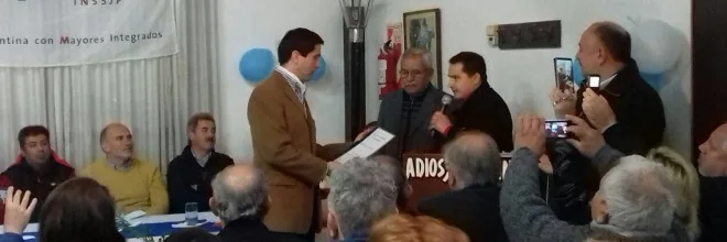 Nuestro embajador recibiendo de manos del Arq. Julio González el proyecto de IntercambioCultural y Turístico. A La derecha, observamos ArnaldoMiranda Sánchez,  presidente de la Asoc. de Residentes Paraguayos de Florencio Varela  (Foto: paraguay.int.ar)