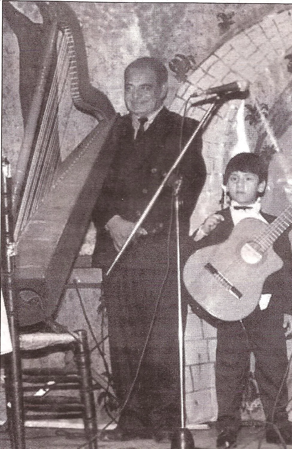 El arpista Juan Carlos Ramos actuó en la celebración de Guaraniá en septiembre de 1996. poco ants de su muerte. En la foto con Nahuelito Gómez