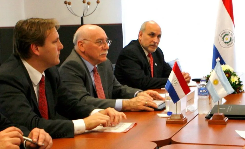 Negociadores paraguayos: Juan Carlos López Moreira, Jefe de Gabinete; Eladio Loizaga, Canciller nacional y Víctor Romero Solis, presidente de la ANDE