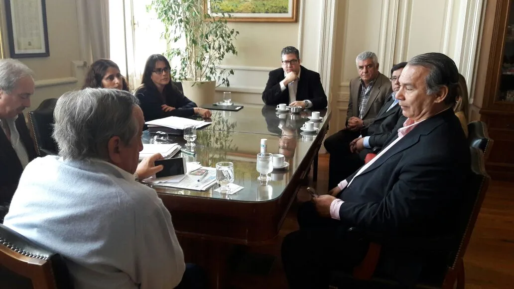 Reunión en la Municipalidad - Cónsul y su comitiva con el Intendente y su plana mayor