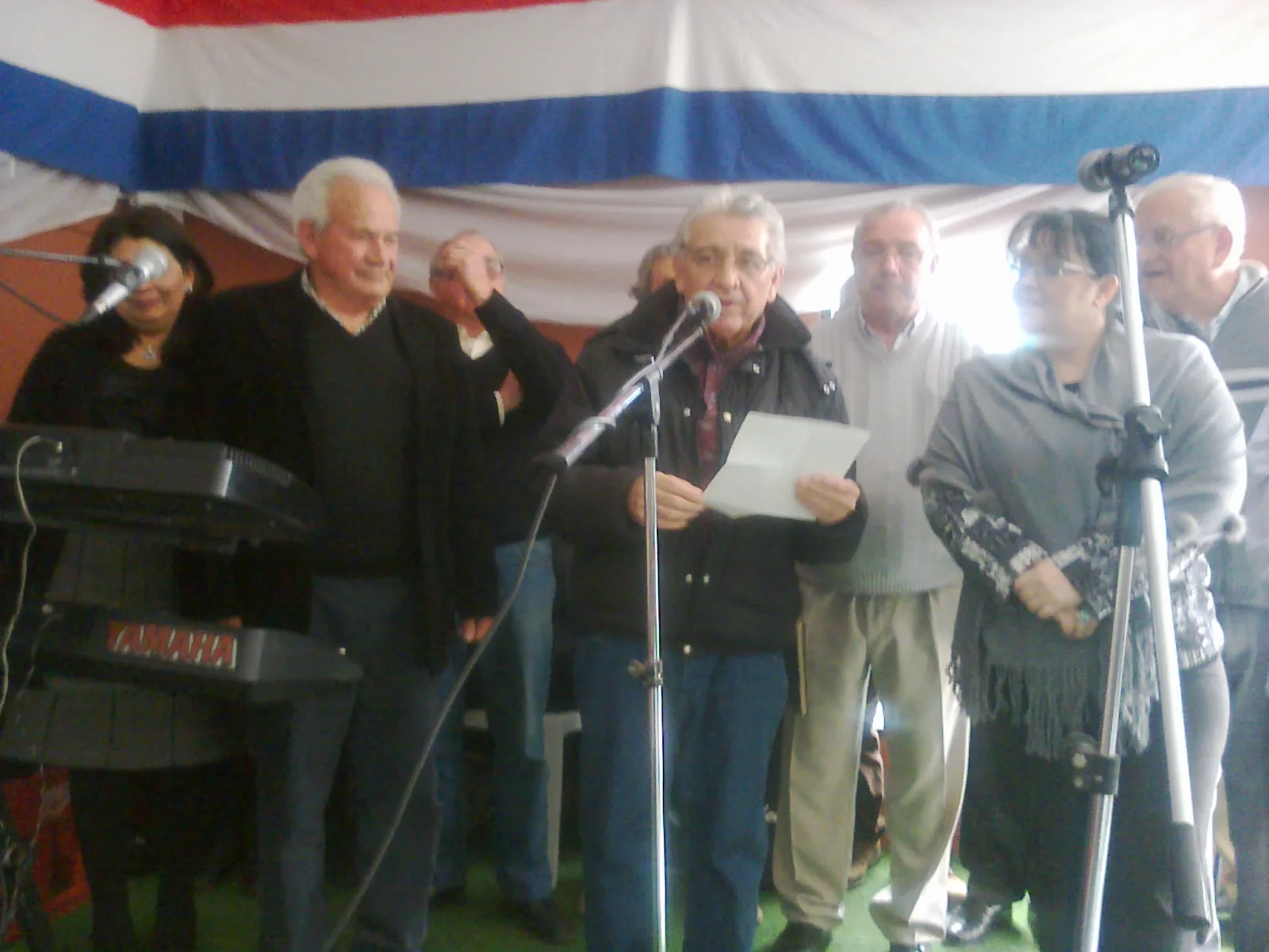 Sergio Galeano, ex presidente del Centro y expresidente de Fepara, leyendo el listado de los que fundaron la entidad. Previamente el actual presidente del centro expuso parte de la realidad institucional. Fundadores y expresidentes estuvieron presentes en el histórico acontecimiento