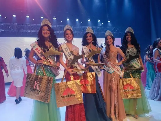 Anahe Jaramello (de vestido azul) es la flamante Miss Universo Adolescente Paraguay. La reina posó con sus princesas