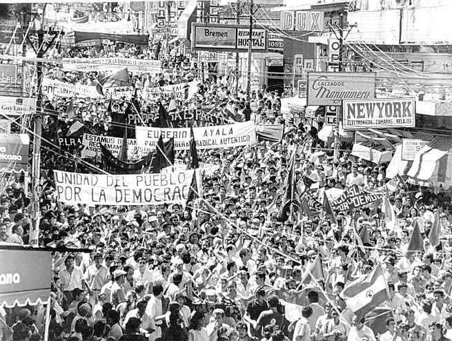 Marcha ciudadana tras la caída de Stroessner (Foto: holazar.com.py)