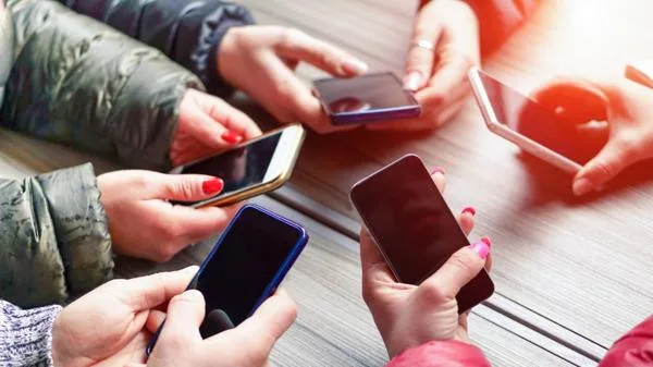 Haberkorn lamenta que los jóvenes no pueden dejar el celular, ni aun en clase (Imagen: Shutterstock)