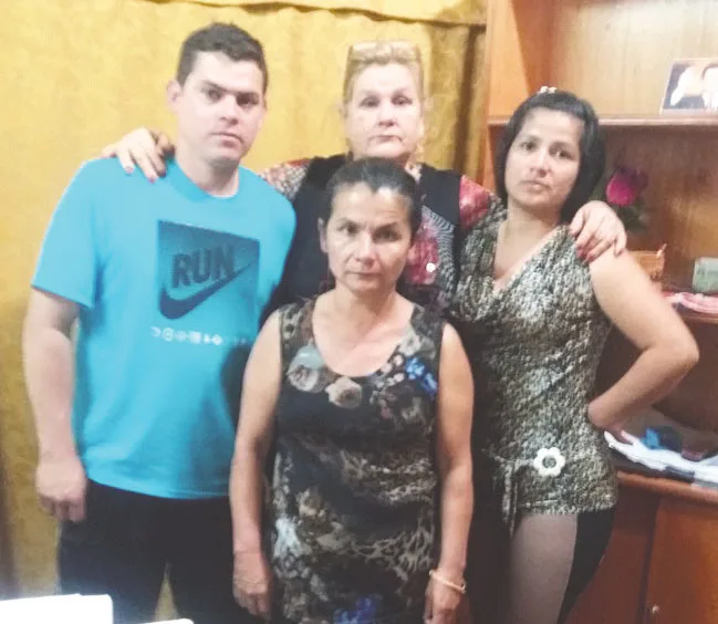 Luis Martínez (izq), Brígida Candia (centro abajo), Leidy Otazú (der), junto a Teresa Muller (centro arriba), del Registro Civil de Ciudad del Este