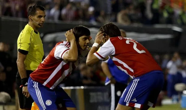 Oscar Romero festeja el primer gol de Paraguay  (foto larepublica-pe/efe)