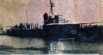 Cañonera “Paraguay” amarrada en Puerto Nuevo. En ella Perón fue recibido con los honores correspondientes a su grado de general paraguayo. Luego, bordo de una embarcacion a remo sube al hidroavión Catalina