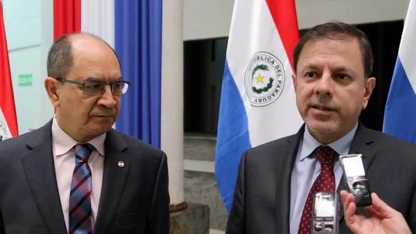 Rigoberto Gauto, viceministro de Relaciones Económicas del Paraguay (I) y Eduardo Zuain, Embajador de Argentina en Paraguay. (Foto EFE)
