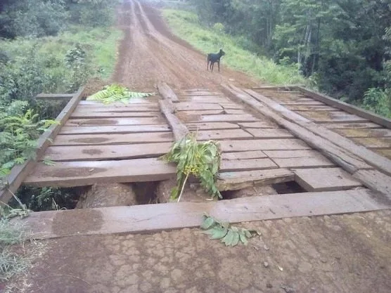 El puente ya perdió uno de los tablones grandes