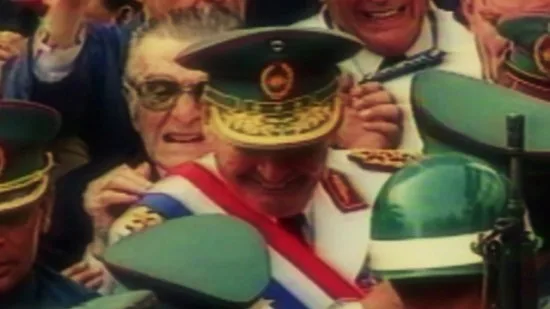 El General Andrés Rodríguez, durante la mañana del 3 de febrero de 1989. Escena de Paraguay, Droga y Banana