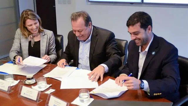 Iselda Costantini,  Gustavo Santos y Emilio Basavilbaso. Foto: La Nación / Presidencia