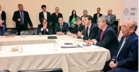 Autoridades anunciando a la prensa el otorgamiento de becas