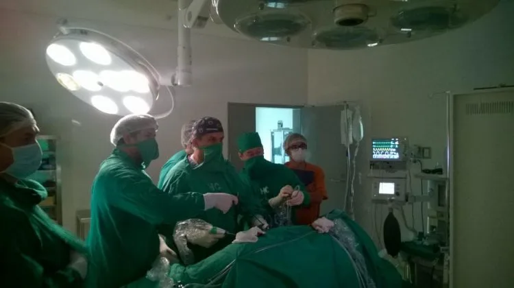 El equipo médico está en pleno procedimiento de la ablación vía laparoscópic88a. Foto: gentileza Dr. Abarzúa).