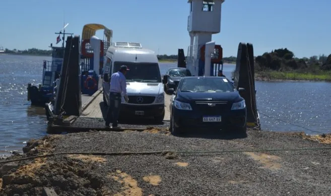 Actualmente el, para unir las dos localidades, se utiliza el servicio de balasa ( Foto: Juan José Brull –ultimahora.com)