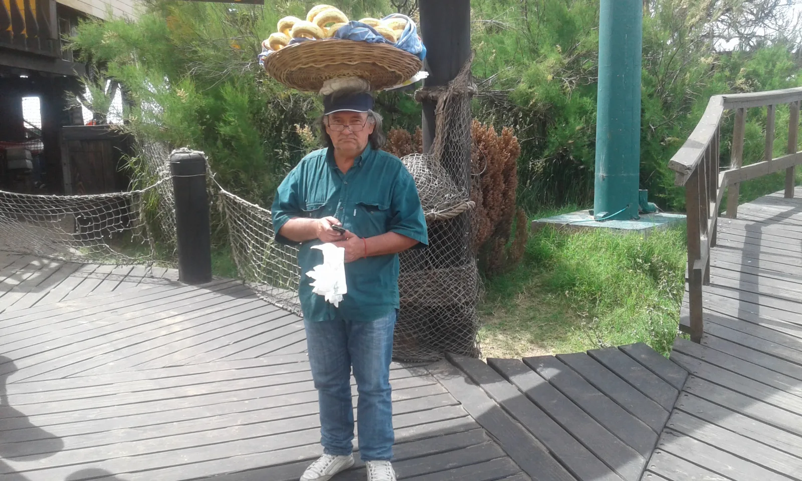 Villa Gesell. chipero ofreciendo sus productos en la ciudad balnearia en la última "semana larga" de noviembre de este año. Un detalle, en su mano izquierda el infaltable celular.