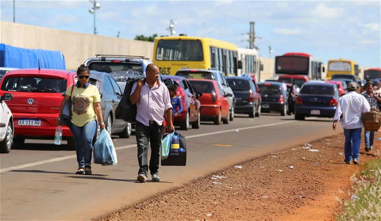 Postal cotidiana en Posadas: colas de autos y personas cargadas con bolsos repletos de mercadería adquirida en el país vecino.( Foto: Natalia Guerrero)