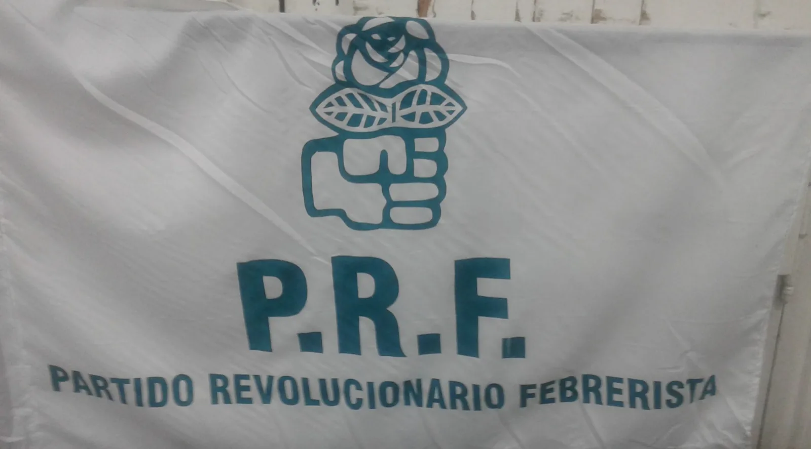Bandera desplegada en el Deportivo Paraguayo