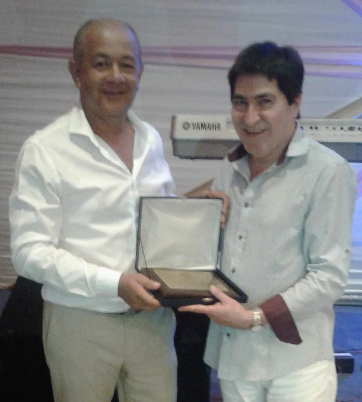 Nacho Martínez ,derecha, con Ramón González, vicepresidente de Casa Paraguaya