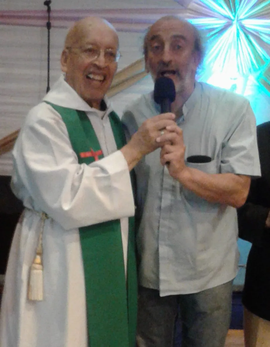 El Padre Toto dirigiéndose al público y el Paí Giménez