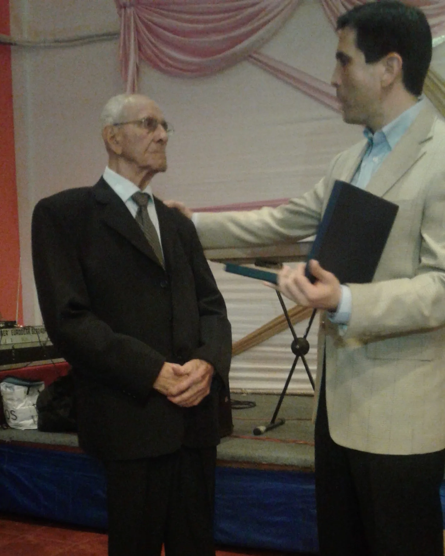El Embajador del Paraguay en Argentina Dr. Fedrico Franco, haciendo entrega del galardón a n/ excombatiente.