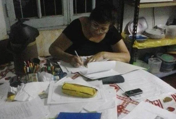 ESTUDIANDO. Ña Hermelinda haciendo su tarea antes de finalizar sus exámenes