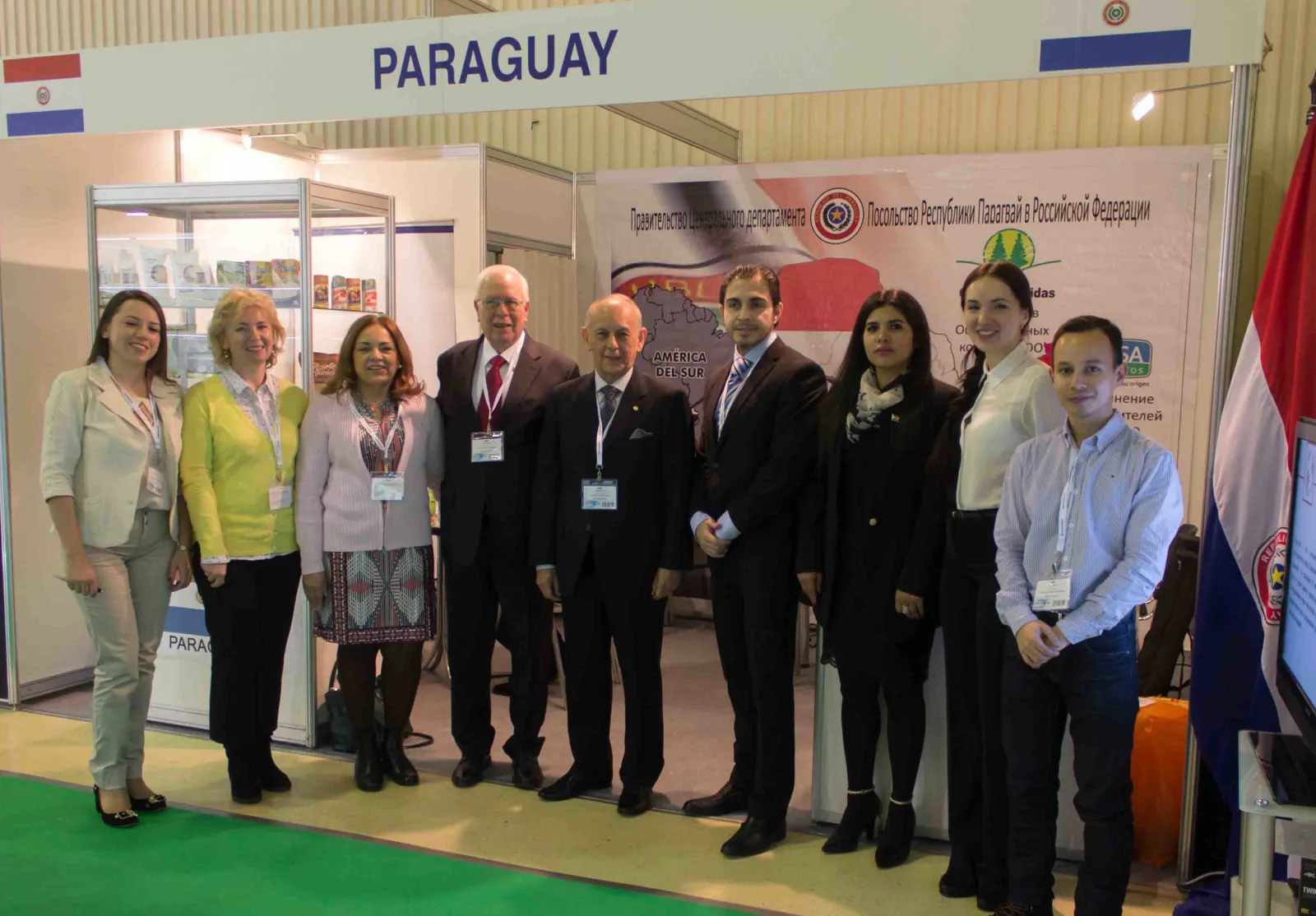 Observamos al Embajador Ramón Díaz Pereira centro) en el stand paraguayo en Moscú /foto: embapar.ru)