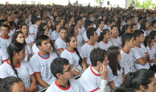 Jóvenes participan de la ceremonia de entrega de becas por parte de la Itaipú Binacional. / Foto: Walter Franco ÚH