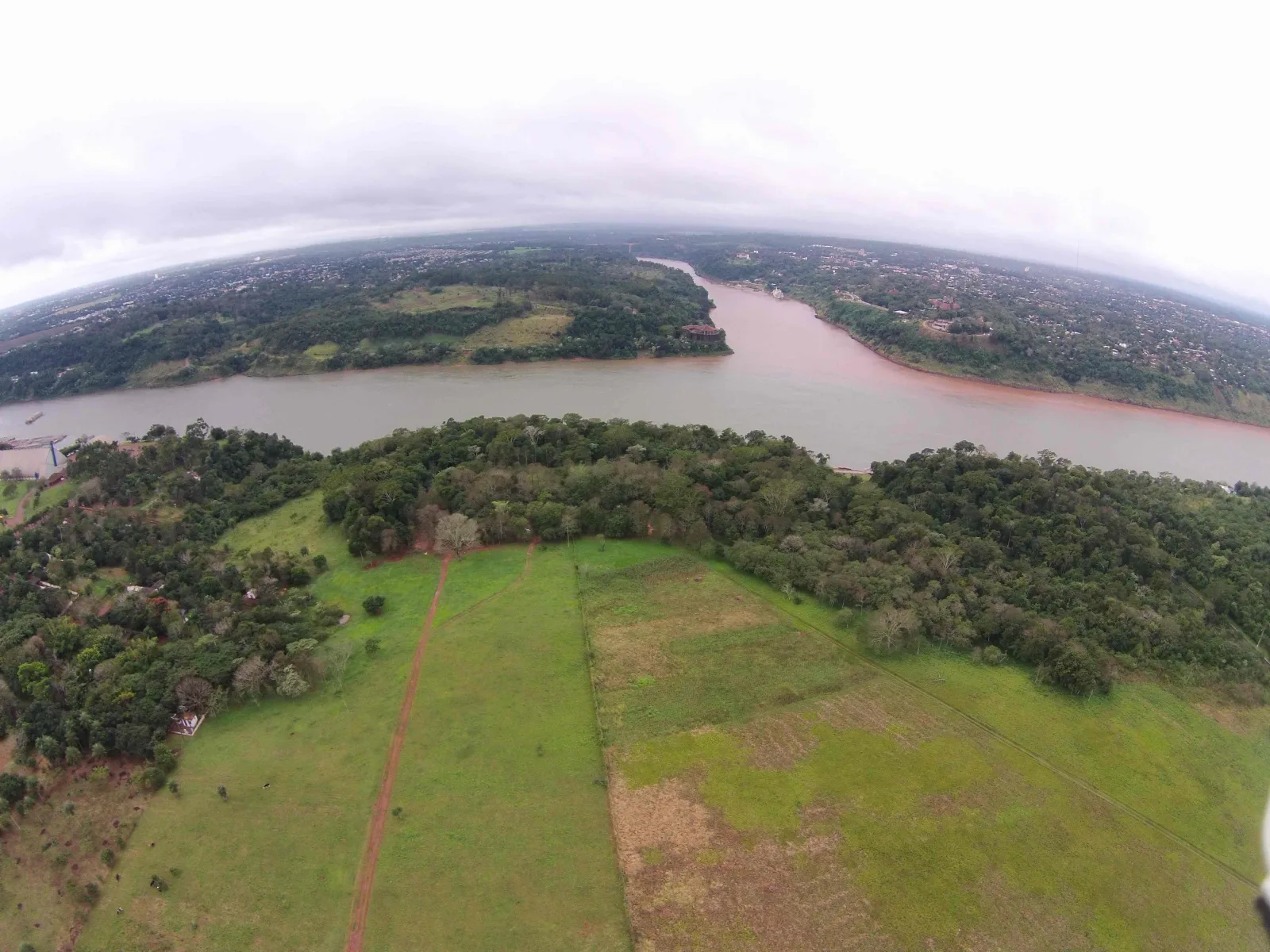 Zona del barrio Tres Fronteras de Presidente Franco donde comenzará en un mes la construcción del segundo puente entre Paraguay y Brasil.