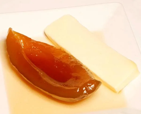 Un manjar: dulce de mamón con queso