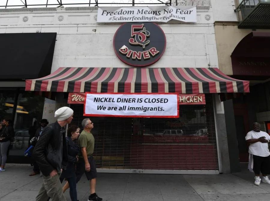 Un local gastronómico en Los Angeles, California. Cerró sus puertas e instaló un cartel que reza "Todos Somos Inmigrantes". Mark RALSTON / AFP