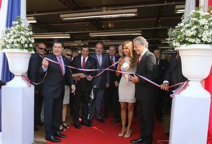 El presidente Cartes y el presidente de Estrela del Paraguay, Carlos Tilkian, en el corte de cinta en las nuevas instalaciones.(Foto:Christian Meza)