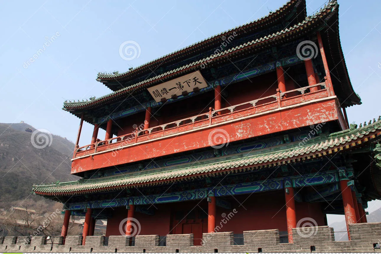 Destaquemos el paisaje imponente que se avista desde la muralla la que, a su vez, cuenta con un montón de antiguas pagodas, hermosos templos donde oriente adora sus deidades