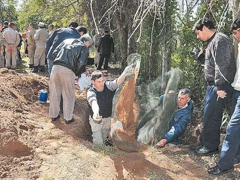 Excavaciones. Finalmente, cuatro restos óseos de los desaparecidos en la dictadura fueron entregados a familiares (Foto: ultimahora.com)