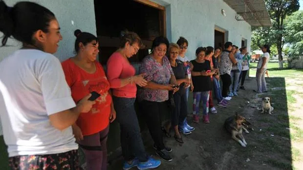 LEJOS DE LOS HOMBRES. Las mujeres se reúnen en la cocina comunitaria o en la sede de la comuna rural y esperan su turno para cobrar el sueldo. / Foto: Osvaldo Ripoll /lagaceta.com.ar