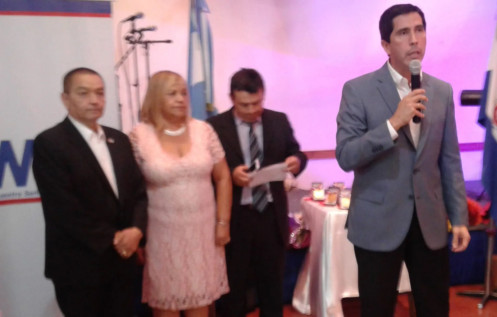 Embajador Federico González dirigiéndose al público. Atrás, extremoz izquierdo, Isidro Méndez Chávez, presidente de Casa Paraguay y a su lado la Lic. María Isabel Valiente