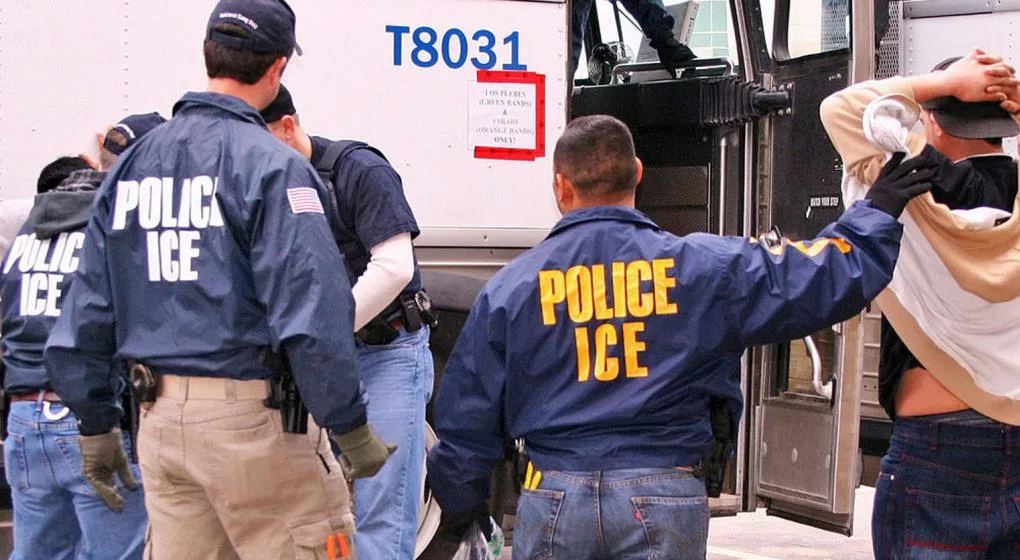 Escena cotidiana. Las redadas de los agentes del Servicio de Inmigración y Aduanas de Estados Unidos se volvieron habituales y son la pesadilla de los hispanos. (EFE)