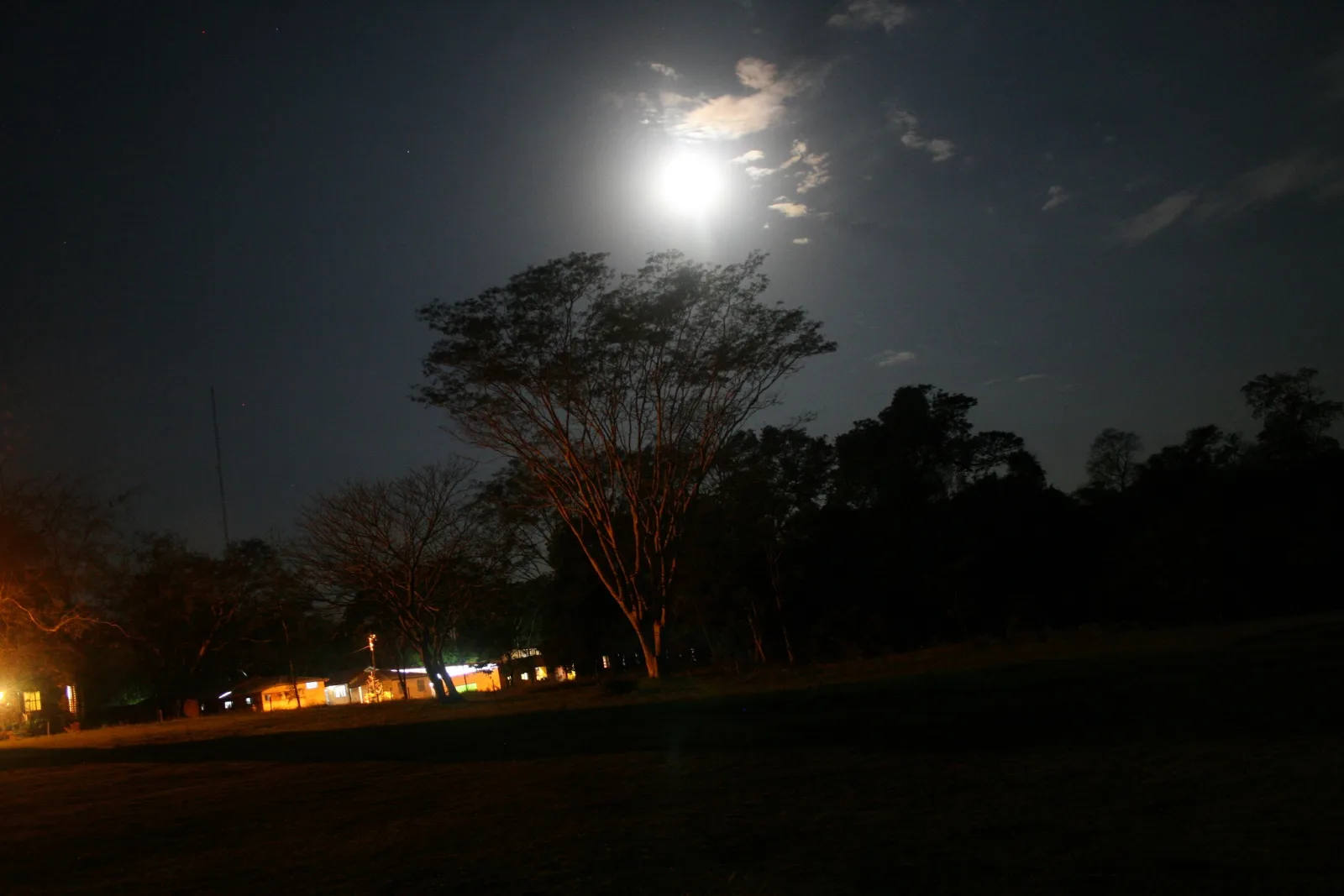 Noche de luna llena en la Reserva Natural del Bosque Mbaracayú.( Imagen en Flickr del usuario Jose A. Huertas)