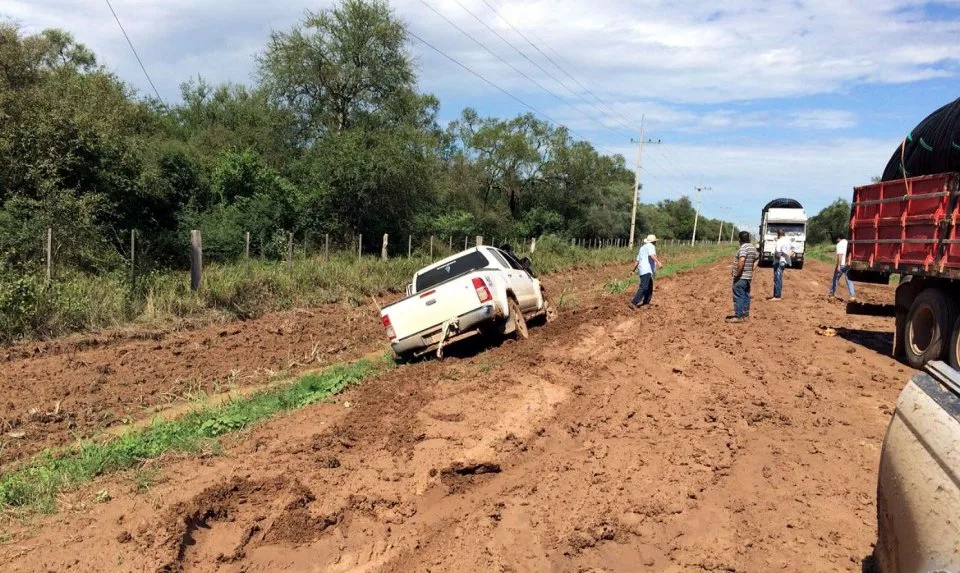 Camino que conduce a Loma Plata tras una lluvia. Es uno de los tramos que deben ser asfaltados según el trazado