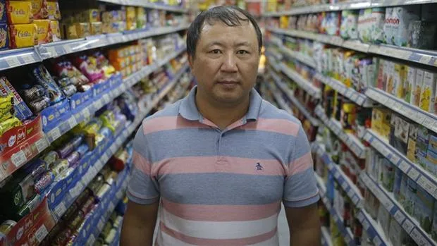 El señor Wei, hoy un hombre sin patria, en uno de los pasillos del supermercado que maneja, en la Recoleta.( Foto: Maximiliano Amena)