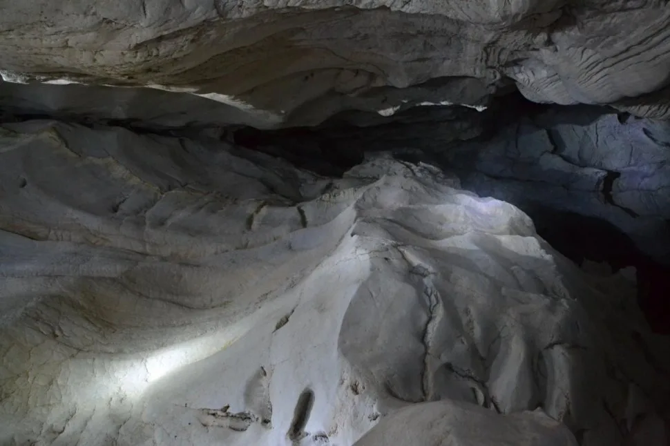 La Caverna 14-de-julio cuenta con-aproximadamente 14-metros de altura y en línea horizontal son 106 metros de recorrido