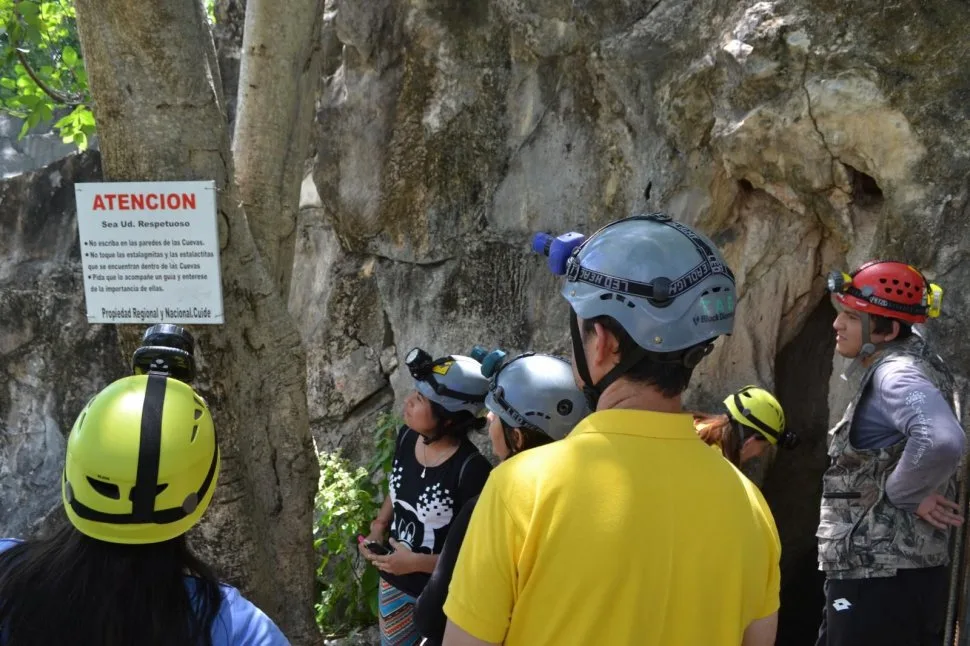 En la entrada de las cavernas se pueden leer algunas indicaciones para el recorrido