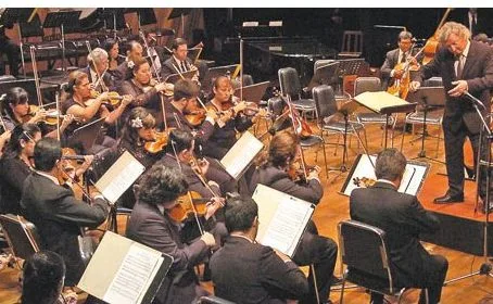 Batuta. Luis Szarán, actual director de la Orquesta Sinfónica de la Ciudad de Asunción (OSCA)