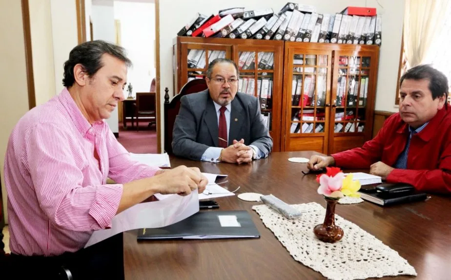 Rogelio Benítez, apoderado del Movimiento Progresista Colorado, (izq); el secretario del Tribunal Electoral de ANR, Rubén Rolón (c) y el exdiputado colorado y ex Cónsul Gral. en Argentina, Armín Diez Pérez, ayer en la Junta de Gobierno. (foto abc.com.py)